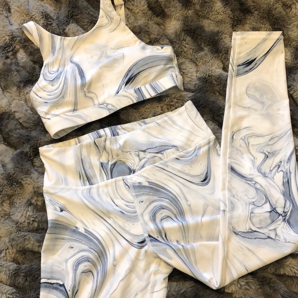 Yogi marble white set chic top and bottom - Picture 2 of 3